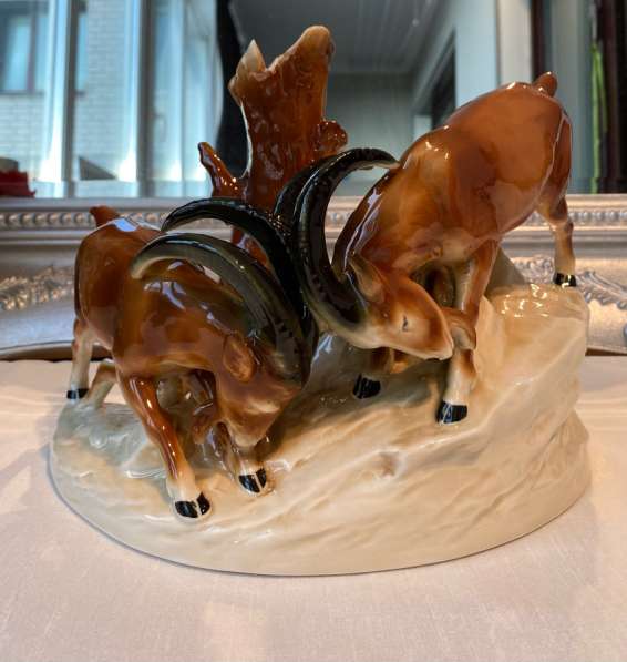 Фарфоровая статуэтка ГДР «Битва горных козлов» в фото 5