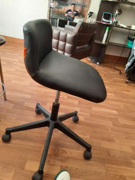 Продам б/у 2 кресла для парикмахерской п-во Италия в 