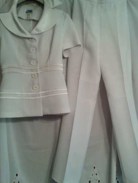 Комплект пиджак и брюки белого цвета размер 44