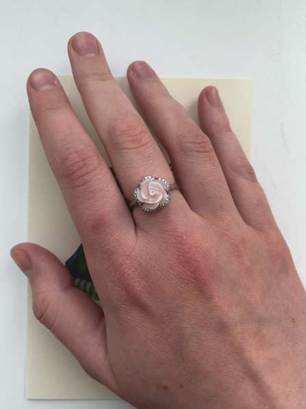 Серебристое кольцо с розой