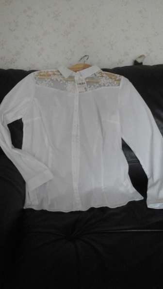 Белая блузка с кружевом