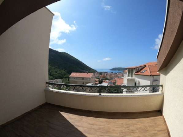 4-этажный дом с бассейном в туристической столице Черногории в фото 9