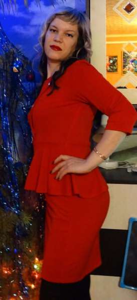 Новое красное платье отделка пуговицы в Липецке