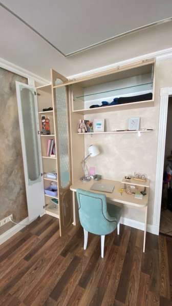 Письменный стол с подвестными полками в Санкт-Петербурге фото 3