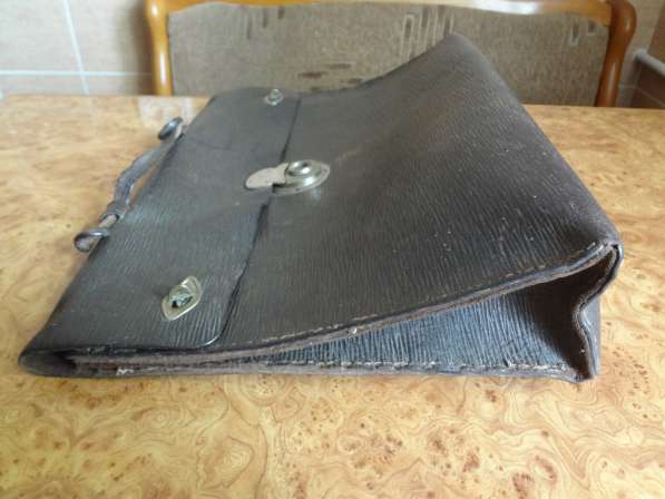 Старинный кожаный портфель для документов в фото 3