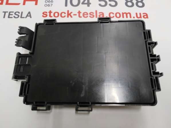 Расположение блоков предохранителей на tesla 3