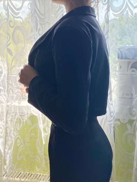 Укороченный женский черный пиджак в Москве фото 3