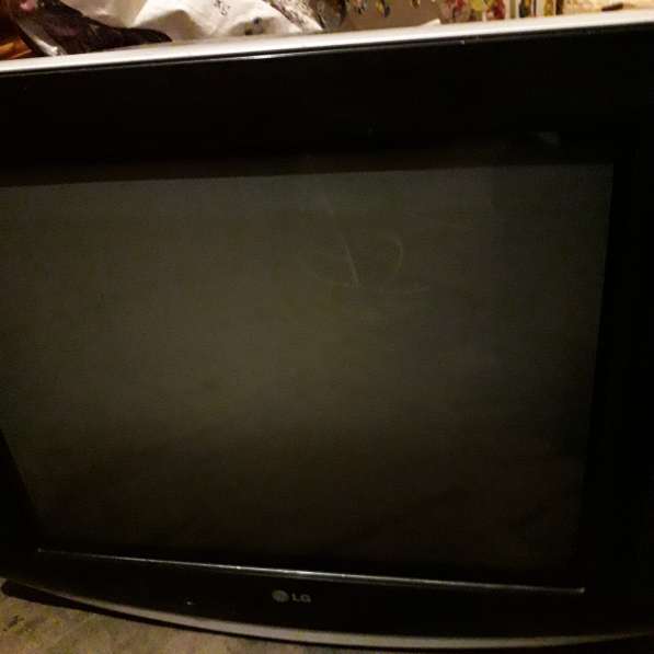 Продам нерабочий телевизор LG