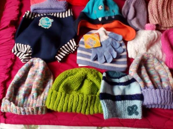Детские шапочки с рукавицами и шарфы новые в фото 7