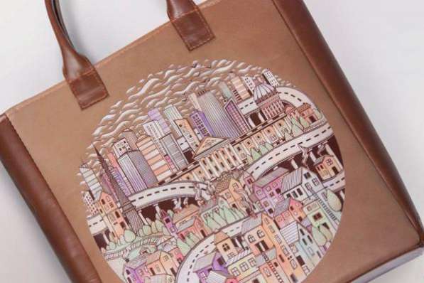 Яркая и стильная женская кожаная сумка ручной работы с авторским принтом «Город темный» в Тюмени фото 3