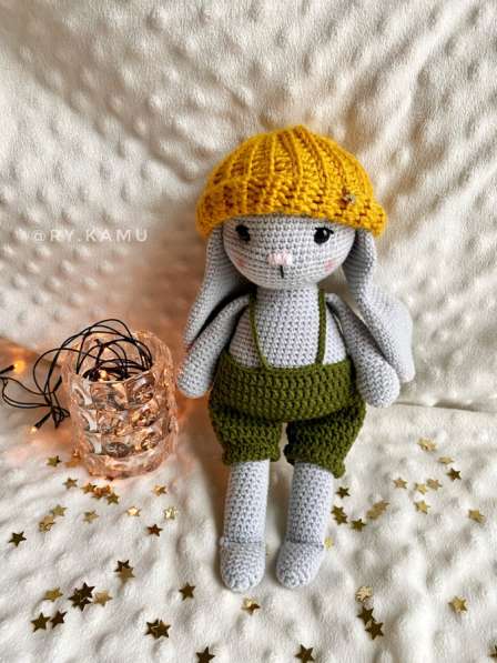 Зайка в одежде вязаная игрушка в Москве фото 3