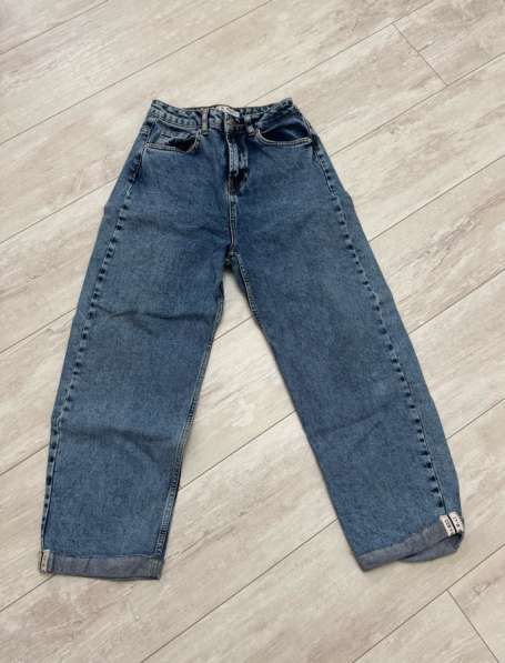 Голубые джинсы