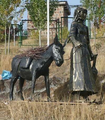 Кованая скульптура"Девочка с ослико