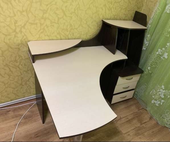 Продам компьютерный стол. Армянск в Армянске
