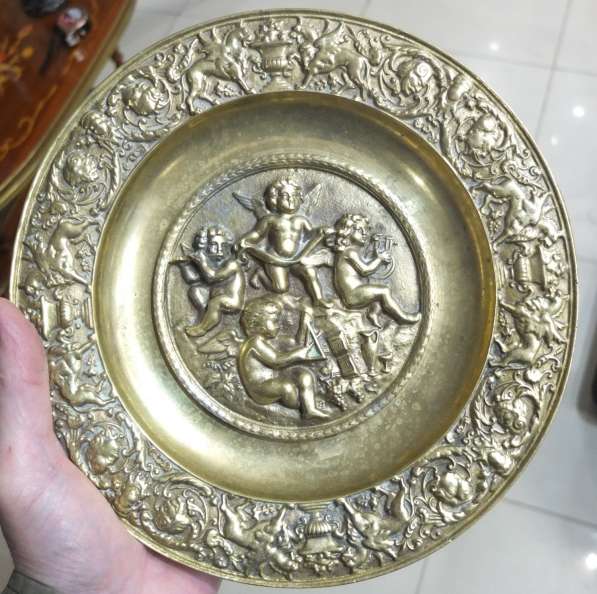 Бронзовая настенная тарелка с ангелочками, тяжёлая, старая в Ставрополе фото 5