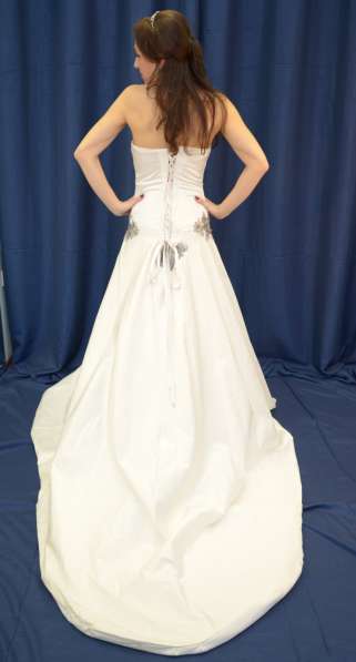 Атласное свадебное платье со шлейфом в Москве фото 3