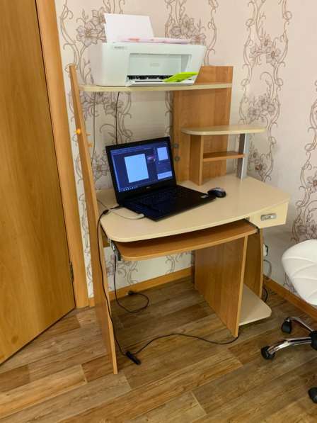Компьютерный стол и стеллаж в Москве