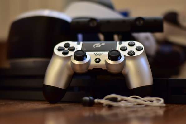 PlayStation 4 Pro, очки PS VR, камера PS Camera и 2 джойстик в фото 5