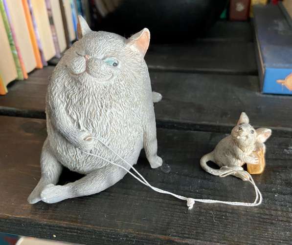 Фигурка кота и мышки