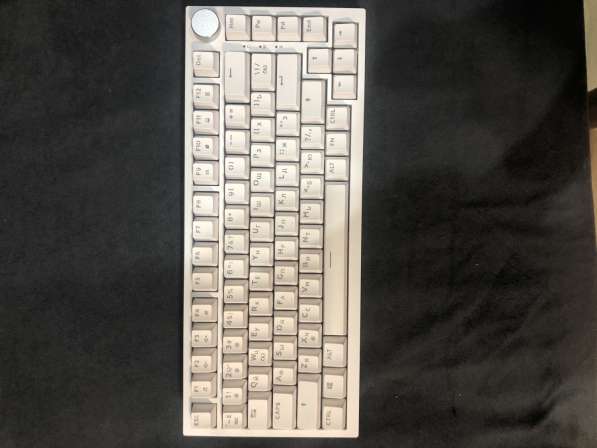 Клавиатура игравая, в комплекте идёт зарядка, клавиши