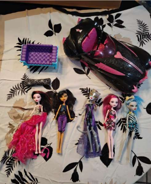 Monster High лот 5 кукол, автомобиль, кресло, подушка