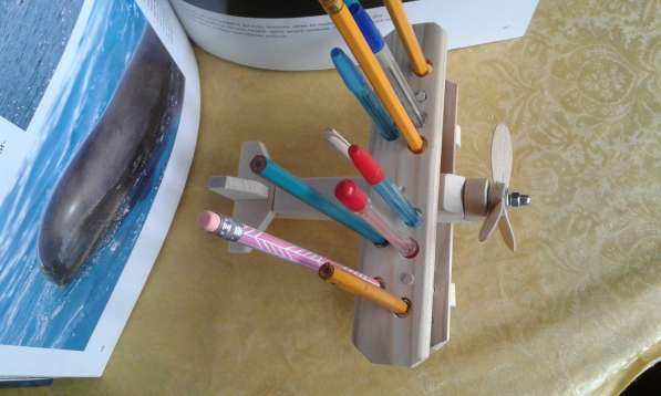 Самолет-подставка под ручки-карандаши, самолет