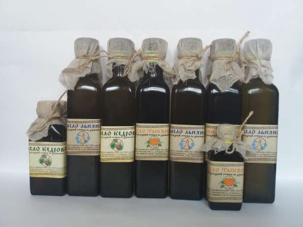 Натуральное льняное масло и другие масла на деревянном пресс