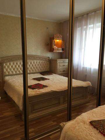 Продам трехкомнатную квартиру в Москве. Жилая площадь 86 кв.м. Этаж 19. Есть балкон.