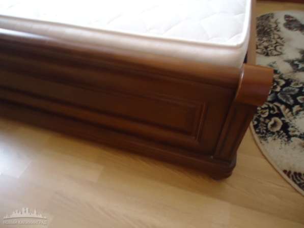 Продаю двуспальную кровать из натурального дерева в Калининграде