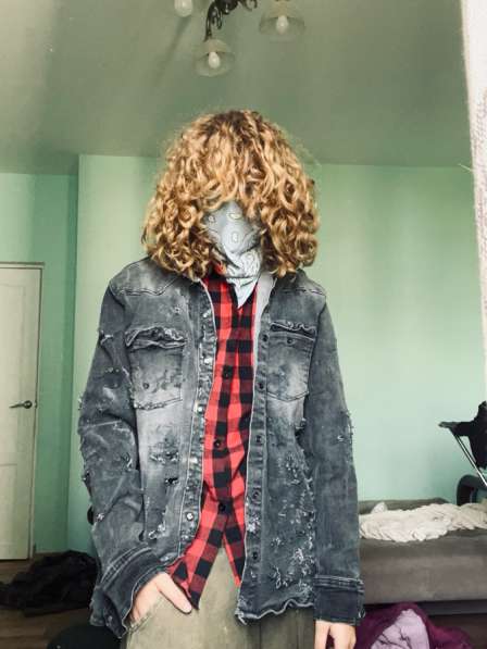 Джинсовая куртка рванная