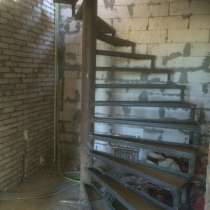 Винтова лестница на столбе, в Саратове