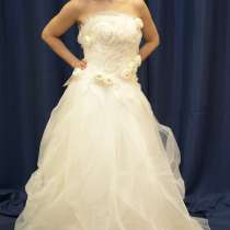 Пышное свадебное платье со шлейфом, в Москве