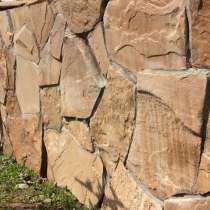 Песчаник используют в виде дикого природного камня, в Красноярске