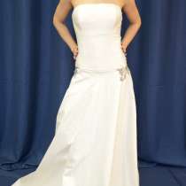 Атласное свадебное платье со шлейфом, в Москве