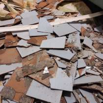Битая плитка после демонтажа, в Майкопе