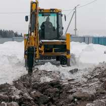 Расчистка снега экскаватором-погрузчиком JCB, в Первоуральске